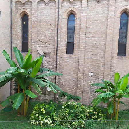 Il Duomo לינה וארוחת בוקר צ'זנה