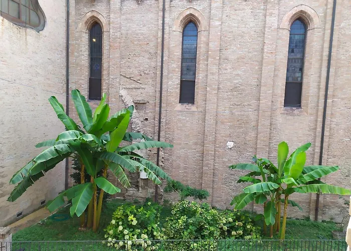 Il Duomo לינה וארוחת בוקר צ'זנה